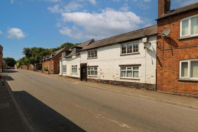 4 bed property, in High Street, £270,000