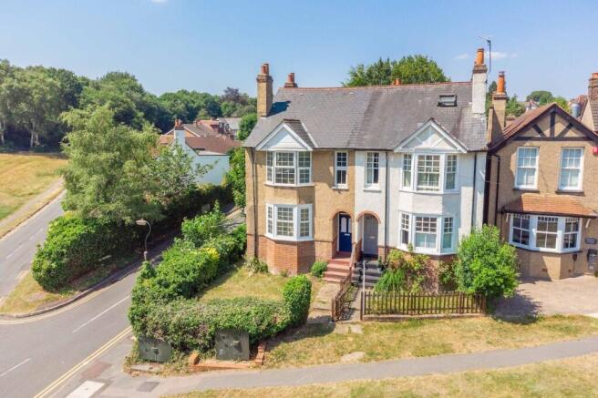 4 bed property, in Gold Hill North, £585,000