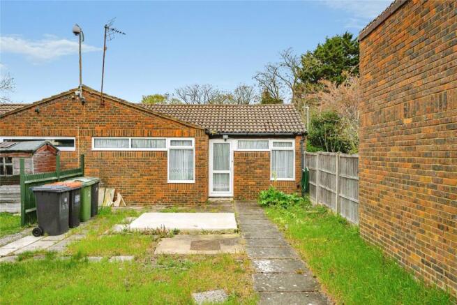 3 bed property, in Hammersmith Gardens, £275,000