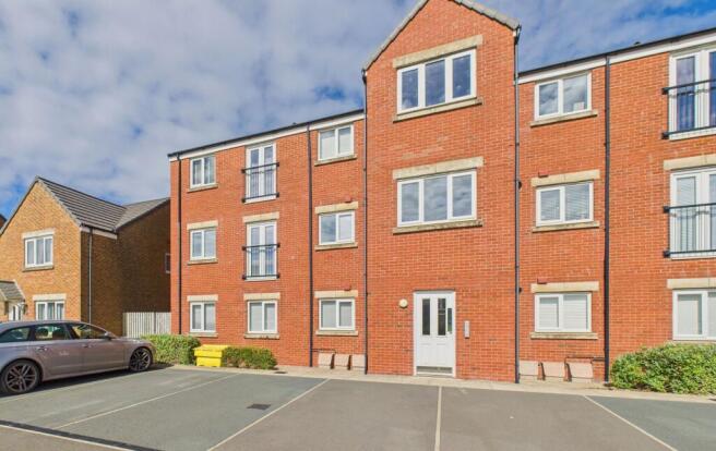 2 bed property, in Admiral Close, £110,000