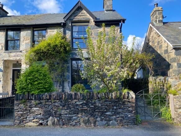 3 bed property, in Nantmor, £294,000
