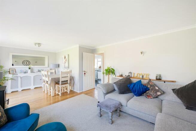 4 bed property, in Shamley Green, £675,000