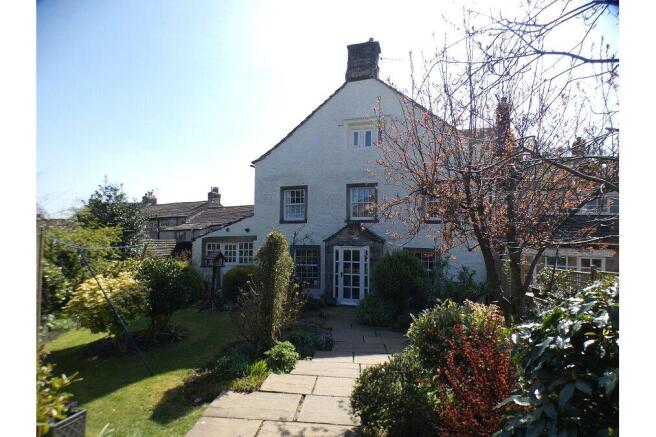 2 bed property, in 25 High Street, £215,000