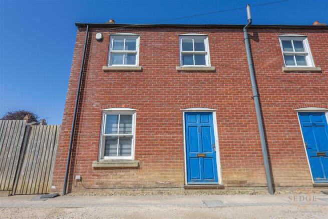 2 bed property, in Holbeach, £120,000