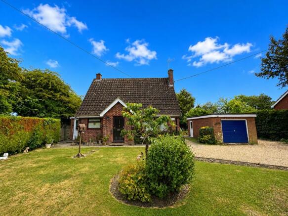 2 bed property, in Ashfield-cum-Thorpe, £325,000