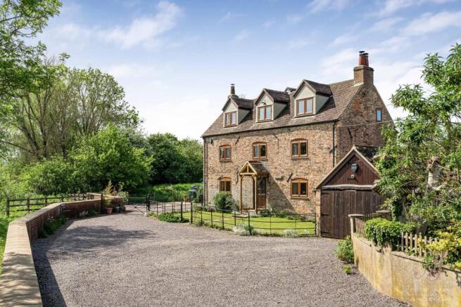 5 bed property, in Weir Green, £735,000