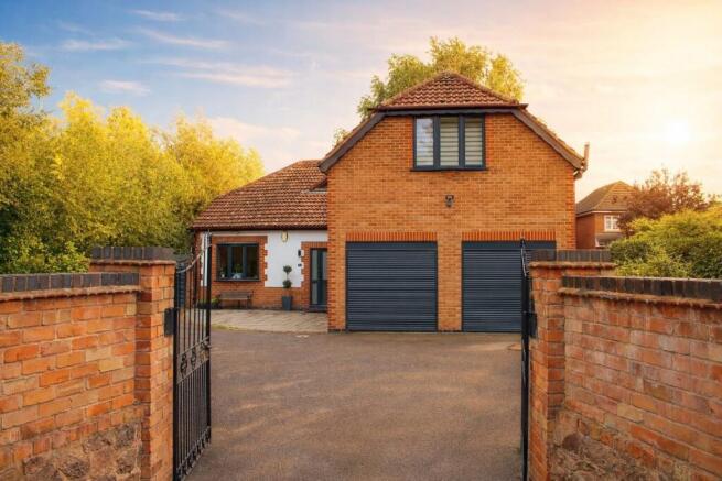 5 bed property, in Woodhouse Road, £900,000