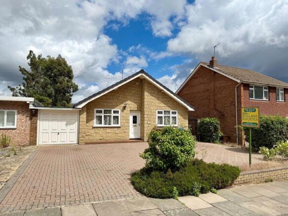 3 bed property, in Oakley Park, £585,000