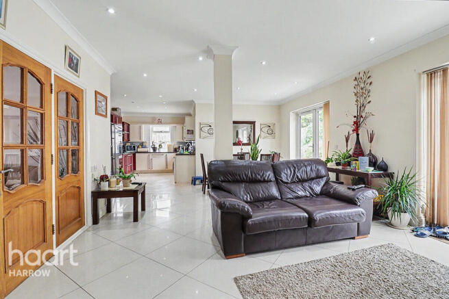 5 bed property, in Whitegate Gardens, £1,050,000