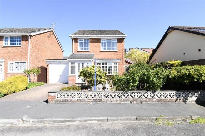 3 bed property, in College Close, £310,000
