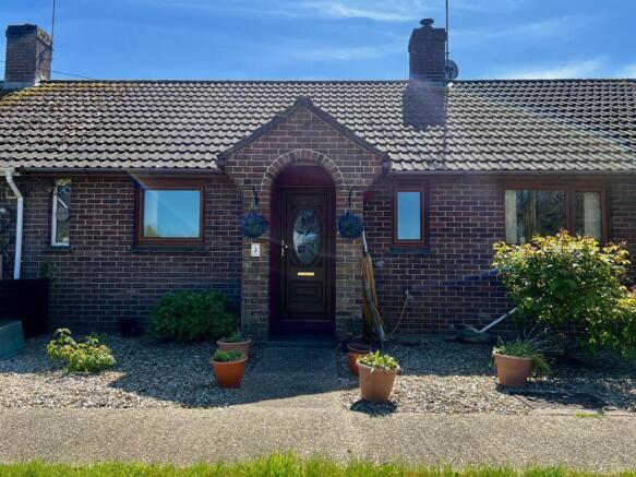 2 bed property, in Chinnocks, £200,000