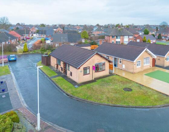 3 bed property, in Redwood Avenue, £280,000