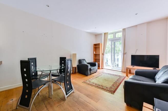 2 bed property, in Bromyard House, £270,000