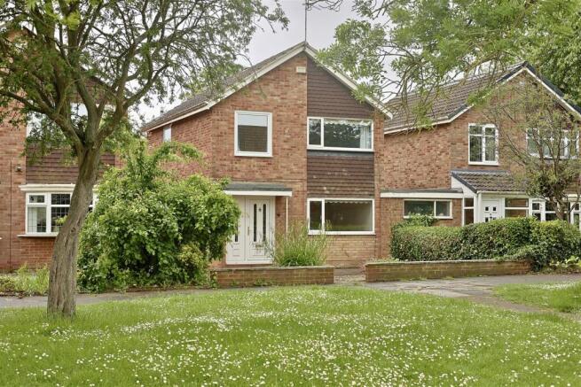 3 bed property, in Ascot Walk Kingston Park, £200,000