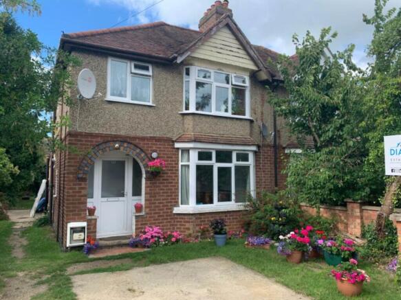 3 bed property, in Eastern Avenue, £475,000