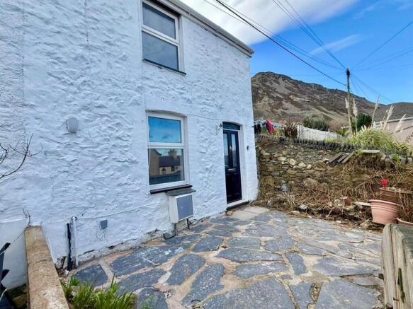 2 bed property, in Maenan Terrace, £109,950