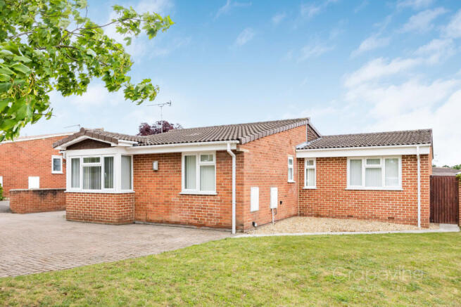 3 bed property, in Hurst Park Road, £685,000