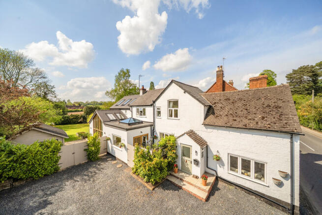 4 bed property, in Main Road, £925,000