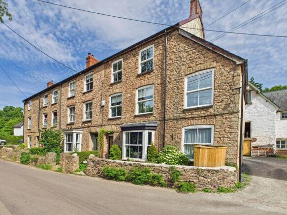 5 bed property, in Manor Mills, £235,000