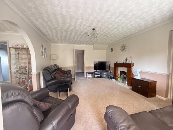 5 bed property, in Primrose Close, £390,000
