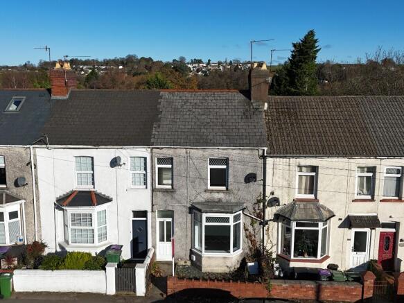 3 bed property, in Llantarnam Road, £180,000