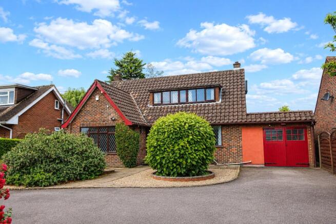 3 bed property, in Sharpenhoe Road, £450,000