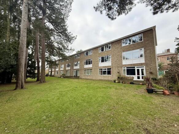 3 bed property, in Spruce Grove, £140,000