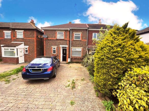 3 bed property, in White Hart Lane, £325,000
