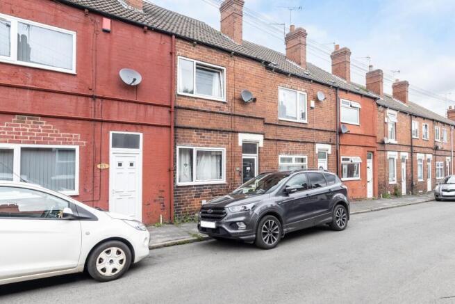 2 bed property, in Victoria Street, £100,000
