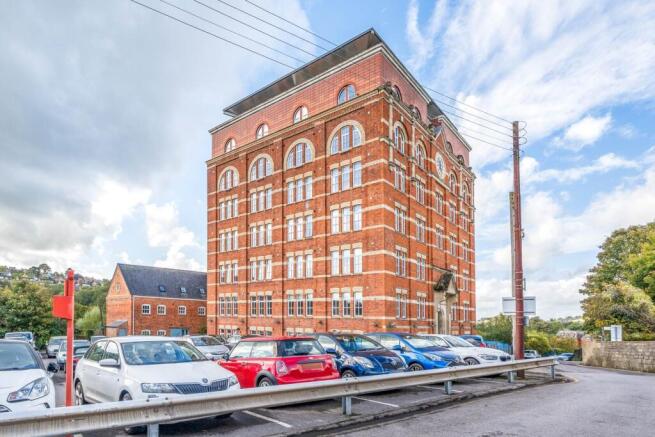 2 bed property, in Hill Paul, £210,000