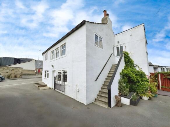 5 bed property, in Hare Park Lane, £320,000