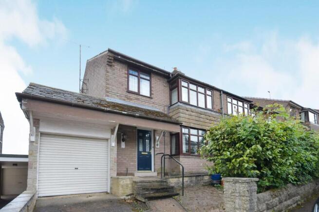 3 bed property, in Weavers Close, £230,000
