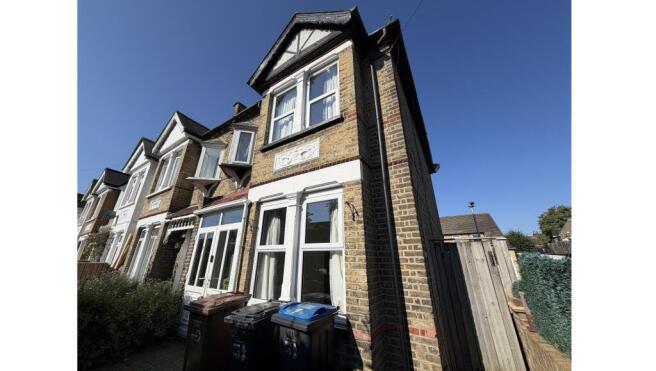 2 bed property, in 1 Carlton Park Avenue, £400,000