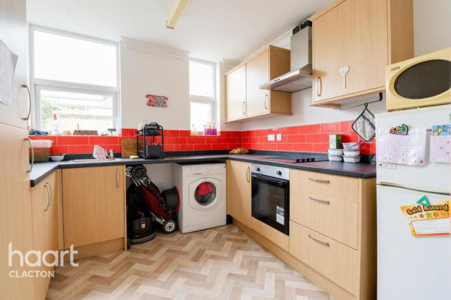 3 bed property, in Beach Road, £120,000
