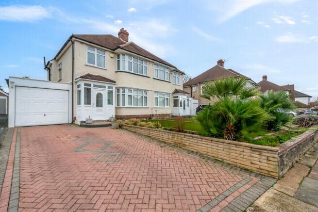 3 bed property, in Highcombe Close, £650,000