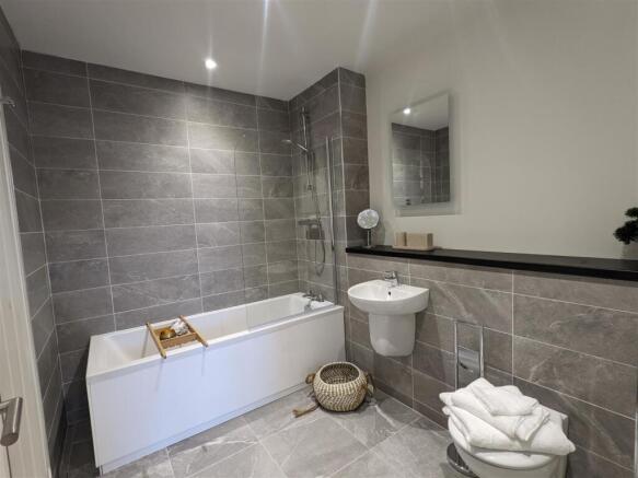 2 bed property, in Aldersey Street, £250,000