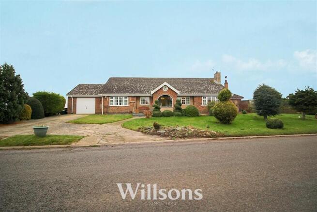 4 bed property, in Low Road South, £285,000