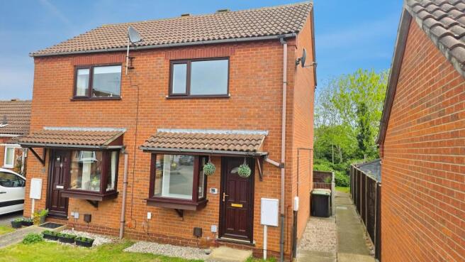 2 bed property, in Woodside Court, £145,000