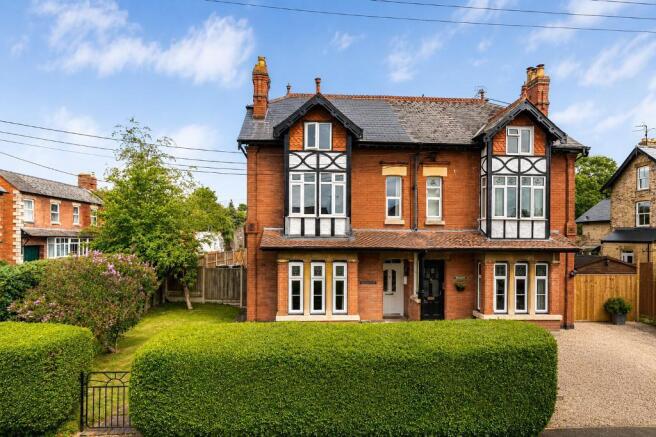 5 bed property, in Stonehouse GL10, £695,000