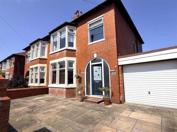 3 bed property, in Warwick Road, £325,000