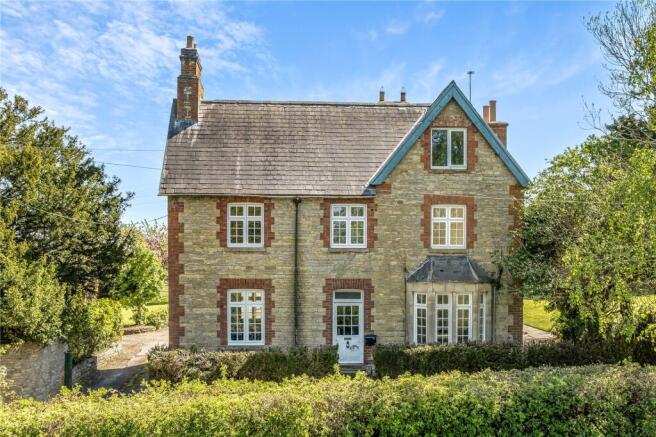 8 bed property, in Main Road, £795,000
