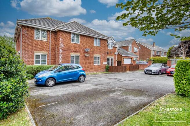 2 bed property, in Kinson Road, £190,000