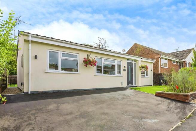 3 bed property, in Oak Crescent, £380,000