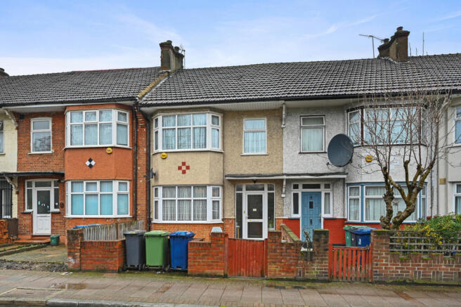 3 bed property, in North Acton Road, £575,000