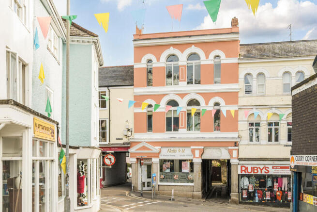 2 bed property, in Market Strand, £155,000