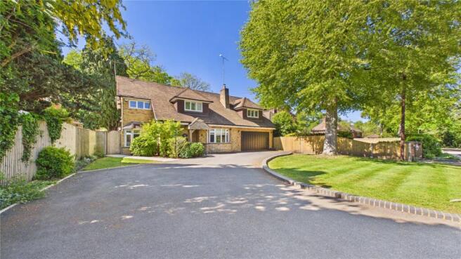 4 bed property, in Brackendale Close, £1,075,000