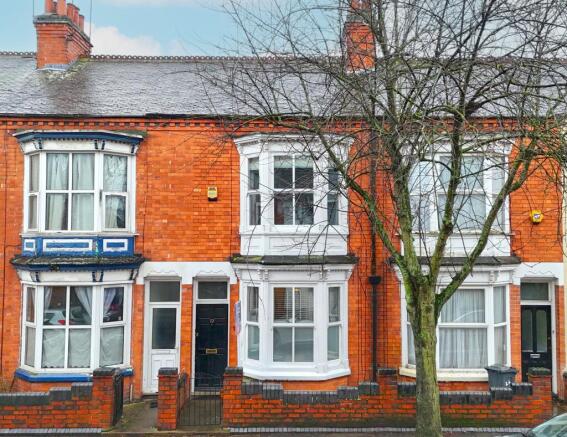 2 bed property, in Beaconsfield Road, £200,000