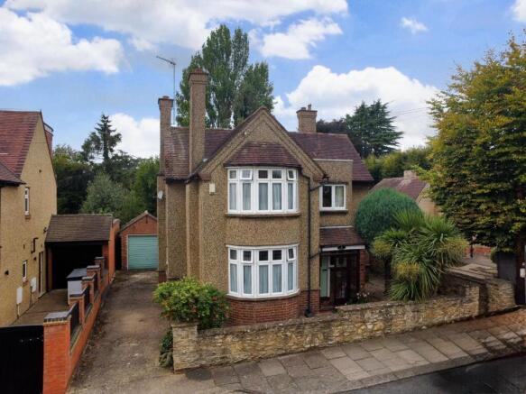 3 bed property, in Meadway, £515,000