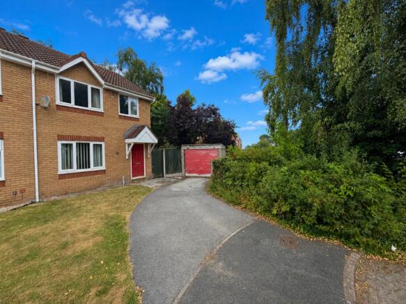 3 bed property, in Cleeves Close, £240,000