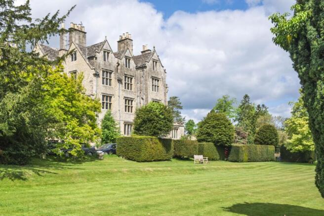 2 bed property, in High Street, £525,000